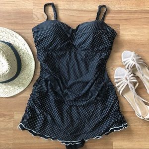 Slimming one piece swimsuit with dots and ruffles